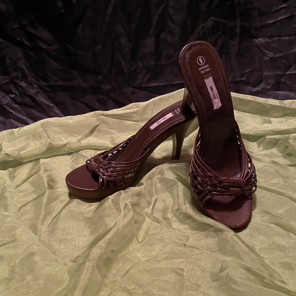 Metro 7 brown heels